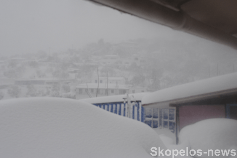 Απόγνωση σε Σκόπελο και Αλόννησο: Χωρίς ρεύμα και νερό, με το χιόνι να ξεπερνά τα 2,5 μέτρα [εικόνες] | iefimerida.gr 1
