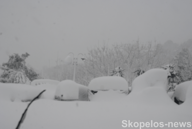 Απόγνωση σε Σκόπελο και Αλόννησο: Χωρίς ρεύμα και νερό, με το χιόνι να ξεπερνά τα 2,5 μέτρα [εικόνες] | iefimerida.gr 0