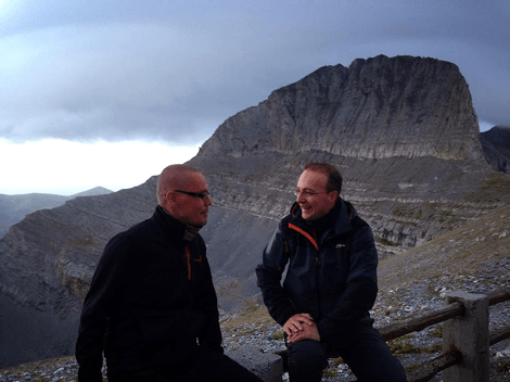 Νέα πρόκληση από τα Σκόπια: Ο αντιπρόεδρος της Βουλής ποζάρει στην κορυφή του Ολύμπου με τον Ηλιο της Βεργίνας [εικόνες] | iefimerida.gr 3