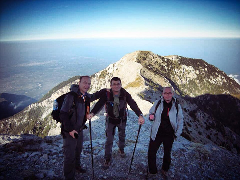 Νέα πρόκληση από τα Σκόπια: Ο αντιπρόεδρος της Βουλής ποζάρει στην κορυφή του Ολύμπου με τον Ηλιο της Βεργίνας [εικόνες] | iefimerida.gr 4