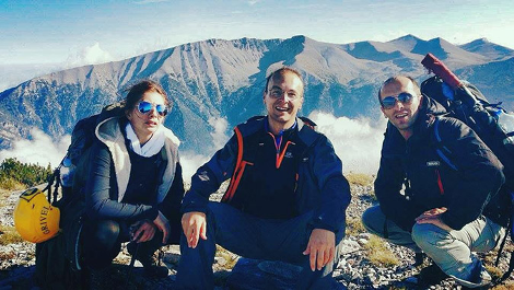 Νέα πρόκληση από τα Σκόπια: Ο αντιπρόεδρος της Βουλής ποζάρει στην κορυφή του Ολύμπου με τον Ηλιο της Βεργίνας [εικόνες] | iefimerida.gr 7