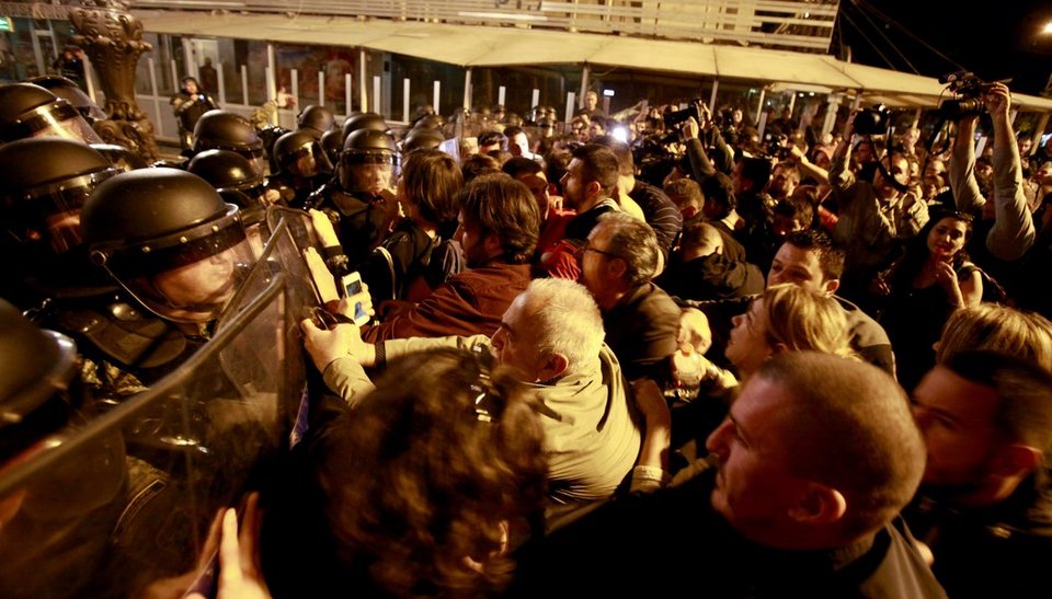 Αγρια επεισόδια στα Σκόπια -Διαδηλωτές κατέστρεψαν γραφείο του προέδρου της χώρας [εικόνες] | iefimerida.gr 1