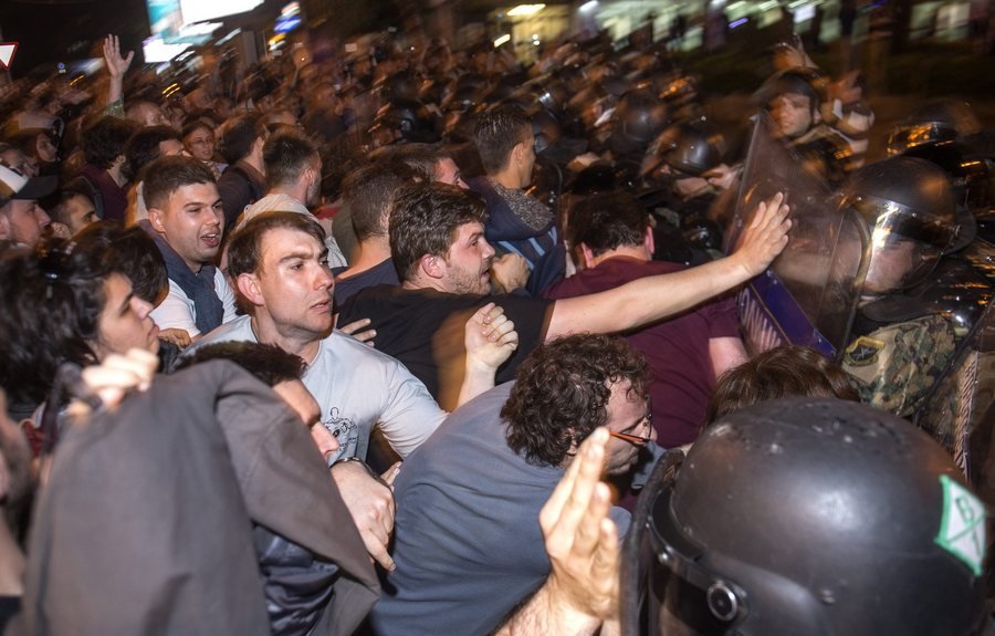 Αγρια επεισόδια στα Σκόπια -Διαδηλωτές κατέστρεψαν γραφείο του προέδρου της χώρας [εικόνες] | iefimerida.gr 2