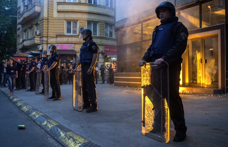 Αγρια επεισόδια στα Σκόπια -Διαδηλωτές κατέστρεψαν γραφείο του προέδρου της χώρας [εικόνες] | iefimerida.gr 4