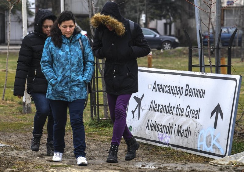 Σκόπια: Αρχισαν να κατεβάζουν τις πινακίδες για το αεροδρόμιο «Μέγας Αλέξανδρος» [εικόνες] | iefimerida.gr 0