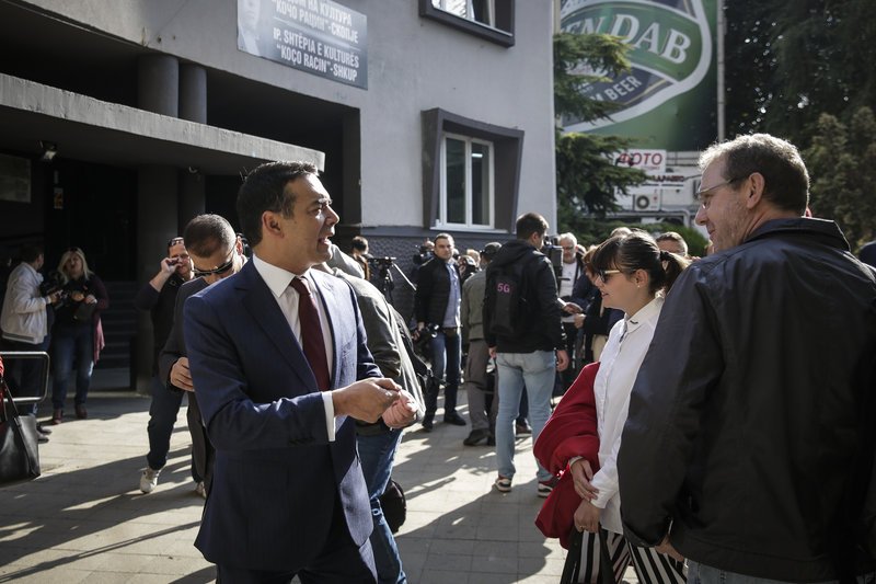 Ο Νικολά Ντιμιτρόφ μιλά με πολίτες