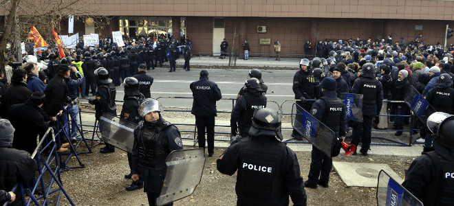 Χάος στα Σκόπια-Ξύλο εντός και εκτός Βουλής για τον προϋπολογισμό [εικονές] | iefimerida.gr 1