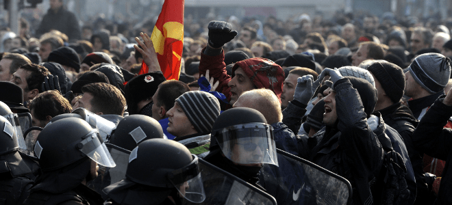 Χάος στα Σκόπια-Ξύλο εντός και εκτός Βουλής για τον προϋπολογισμό [εικονές] | iefimerida.gr 0