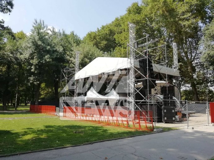 Η σκηνή που έχει στηθεί κοντά στο κτίριο της κυβέρνησης για το πάρτι