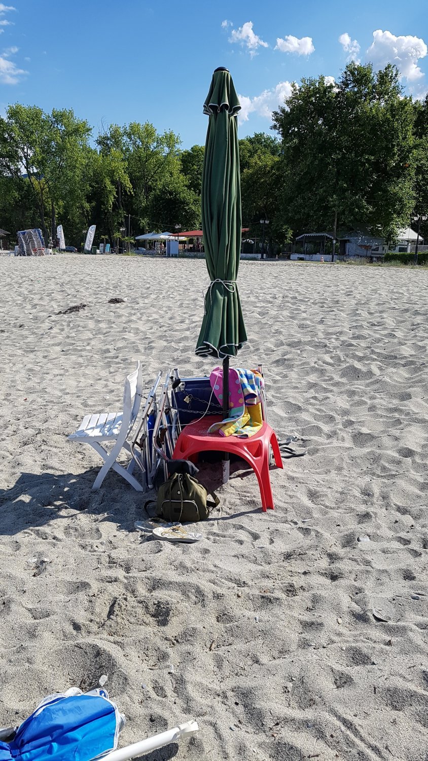 Ελληνική... πατέντα στην Σκοτίνα Πιερίας: Παραθεριστές «πιάνουν» θέσεις στην παραλία κλειδώνοντας ομπρέλες [εικόνες] | iefimerida.gr 0