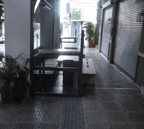 «Δεν έχει δρόμο να διαβώ» για τους τυφλούς της Αθήνας -Ποιοι κλείνουν τους οδηγούς όδευσης [εικόνες] | iefimerida.gr 0