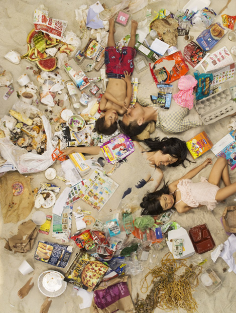 Σοκαριστικό: Πώς θα ήταν η ζωή μας αν επί μια εβδομάδα πετούσαμε τα σκουπίδια στο πάτωμα του σπιτιού μας [εικόνες] | iefimerida.gr 0