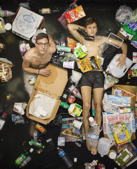 Σοκαριστικό: Πώς θα ήταν η ζωή μας αν επί μια εβδομάδα πετούσαμε τα σκουπίδια στο πάτωμα του σπιτιού μας [εικόνες] | iefimerida.gr 2