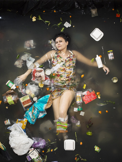 Σοκαριστικό: Πώς θα ήταν η ζωή μας αν επί μια εβδομάδα πετούσαμε τα σκουπίδια στο πάτωμα του σπιτιού μας [εικόνες] | iefimerida.gr 12