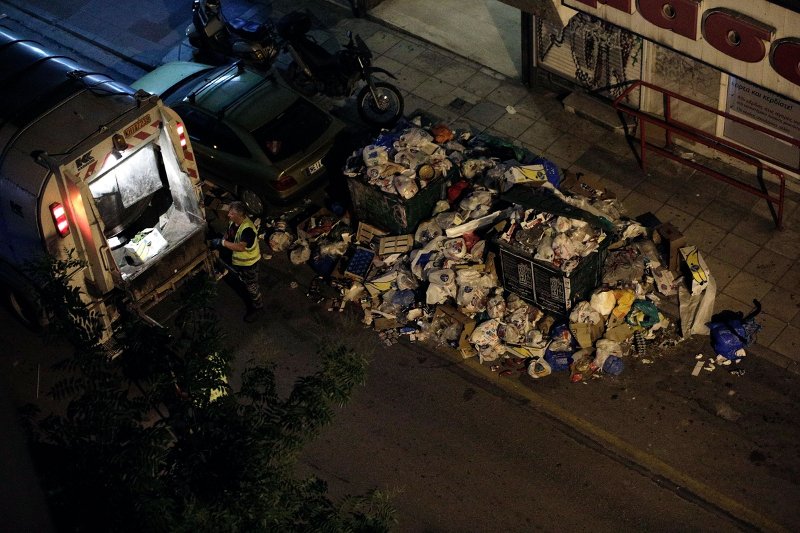 Πυρετωδώς εργάζεται το προσωπικό στην καθαριότητα για τη συγκέντρωση των σκουπιδιών στη Θεσσαλονίκη [εικόνες] | iefimerida.gr 0