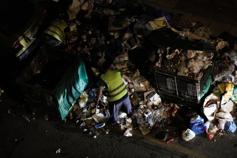 Πυρετωδώς εργάζεται το προσωπικό στην καθαριότητα για τη συγκέντρωση των σκουπιδιών στη Θεσσαλονίκη [εικόνες] | iefimerida.gr 1