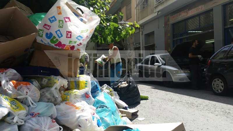 Με συνεργεία ασφαλείας προσπαθούν να ανακουφίσουν δρόμους και γειτονιές από τα σκουπίδια [εικόνες] | iefimerida.gr 0