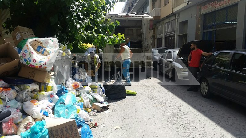 Με συνεργεία ασφαλείας προσπαθούν να ανακουφίσουν δρόμους και γειτονιές από τα σκουπίδια [εικόνες] | iefimerida.gr 1
