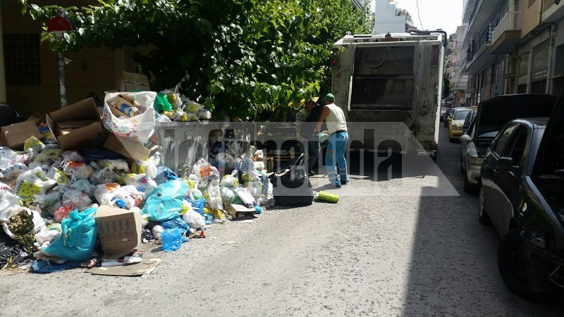 Με συνεργεία ασφαλείας προσπαθούν να ανακουφίσουν δρόμους και γειτονιές από τα σκουπίδια [εικόνες] | iefimerida.gr 2