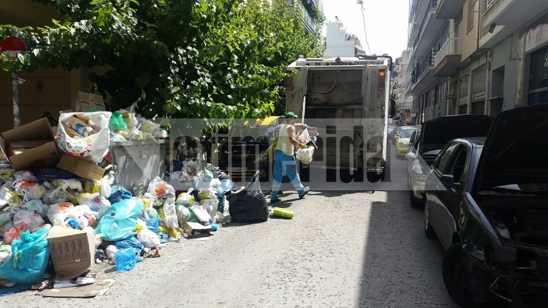 Με συνεργεία ασφαλείας προσπαθούν να ανακουφίσουν δρόμους και γειτονιές από τα σκουπίδια [εικόνες] | iefimerida.gr 3