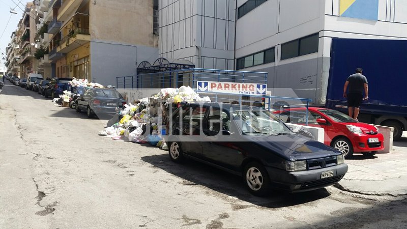 Με συνεργεία ασφαλείας προσπαθούν να ανακουφίσουν δρόμους και γειτονιές από τα σκουπίδια [εικόνες] | iefimerida.gr 4