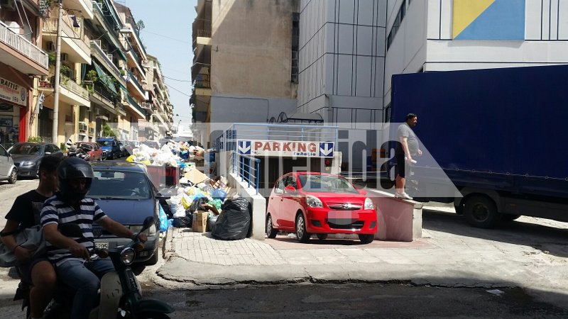 Με συνεργεία ασφαλείας προσπαθούν να ανακουφίσουν δρόμους και γειτονιές από τα σκουπίδια [εικόνες] | iefimerida.gr 5