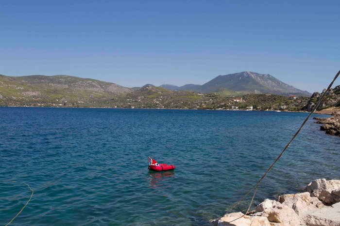 Ανέπνευσε η λίμνη της Βουλιαγμένης -Δύτες έβγαλαν από το βυθό 339 σκουπίδια [εικόνες] | iefimerida.gr 1