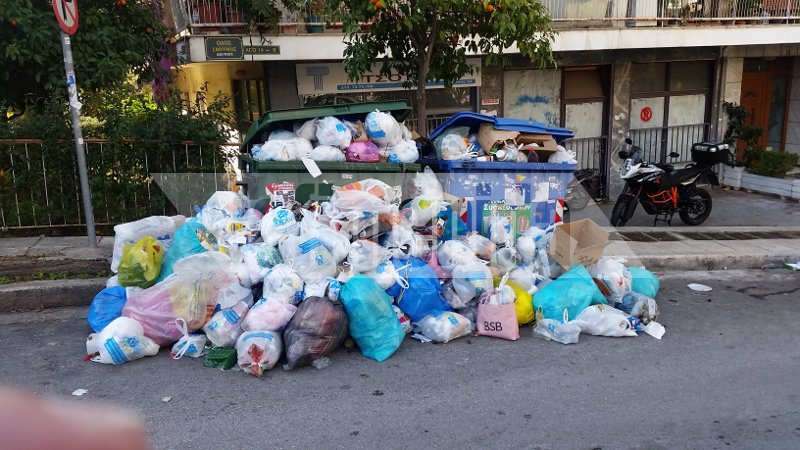 Γειτονιές στου Ζωγράφου μοιάζουν με σκουπιδότοπους -Κόντρα εργαζομένων με τον δήμο [εικόνες] | iefimerida.gr 1
