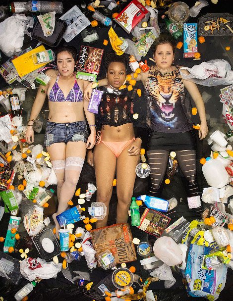 Καμπάνια για την παγκόσμια ρύπανση: Ποζάροντας με τα σκουπίδια μιας εβδομάδας -Καλυμμένοι με αποφάγια και σακούλες [εικόνες] | iefimerida.gr 8