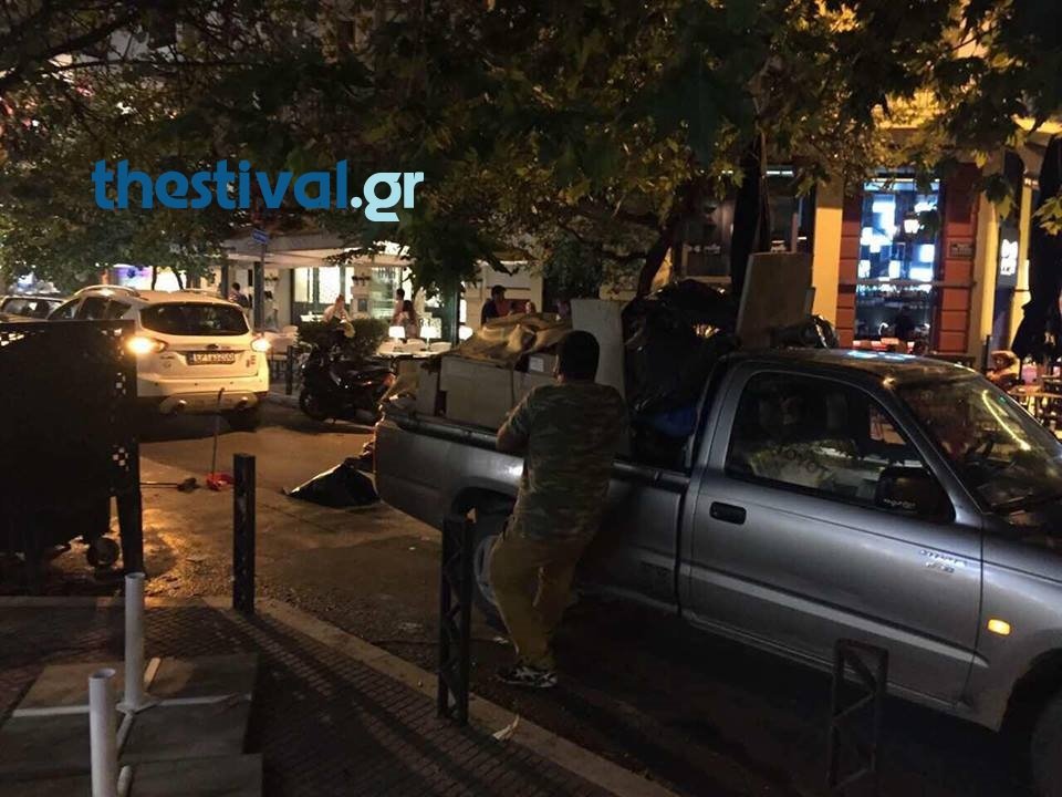 Θεσσαλονίκη: Καταστηματάρχες πληρώνουν Ρομά για να μαζέψουν τα σκουπίδια [εικόνες] | iefimerida.gr 0