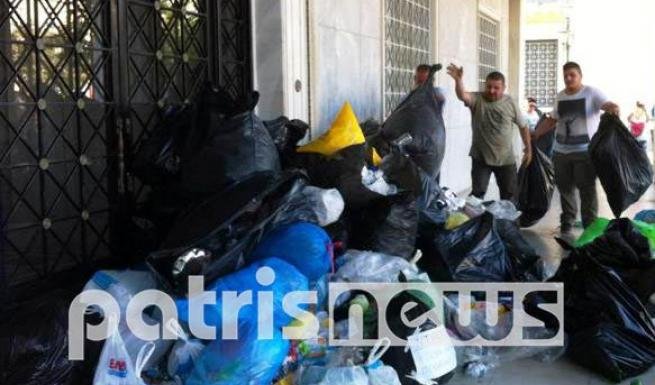 Οργή στον Πύργο – Οι κάτοικοι έχτισαν το Δημαρχείο με σκουπίδια [εικόνες & βίντεο] | iefimerida.gr 2