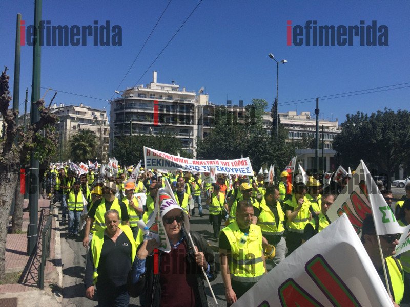 Από τις Σκουριές στην Αθήνα - Πορεία και συγκέντρωση στη Βουλή από 5.000 μεταλλωρύχους [εικόνες&βίντεο] | iefimerida.gr 0
