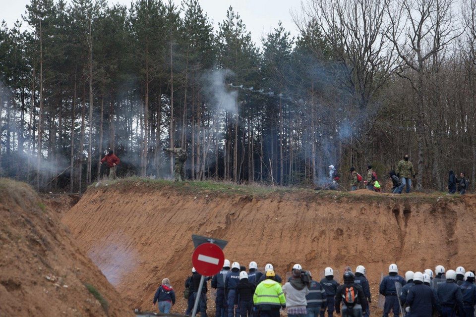 Ενταση και επεισόδια στις Σκουριές -Τραυματισμοί και σπασμένα αυτοκίνητα [εικόνες & βίντεο] | iefimerida.gr 0