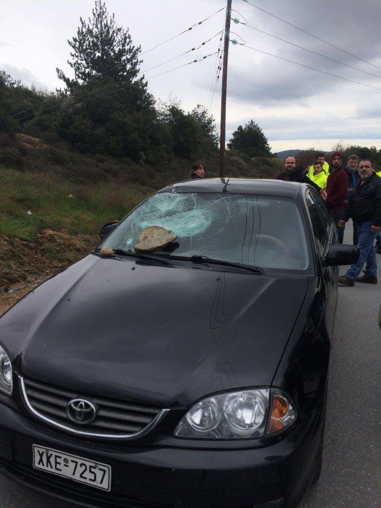 Ενταση και επεισόδια στις Σκουριές -Τραυματισμοί και σπασμένα αυτοκίνητα [εικόνες & βίντεο] | iefimerida.gr 2