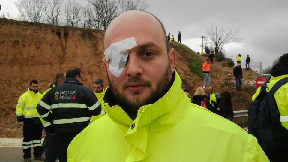 Ενταση και επεισόδια στις Σκουριές -Τραυματισμοί και σπασμένα αυτοκίνητα [εικόνες & βίντεο] | iefimerida.gr 4