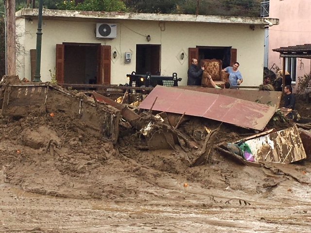 «Ντροπή σας» -Οργή πλημμυροπαθών του Αγρινίου κατά Σκουρλέτη [βίντεο] | iefimerida.gr 2