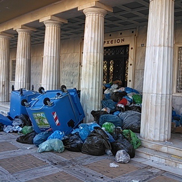 Οργή στον Πύργο – Οι κάτοικοι έχτισαν το Δημαρχείο με σκουπίδια [εικόνες & βίντεο] | iefimerida.gr 3