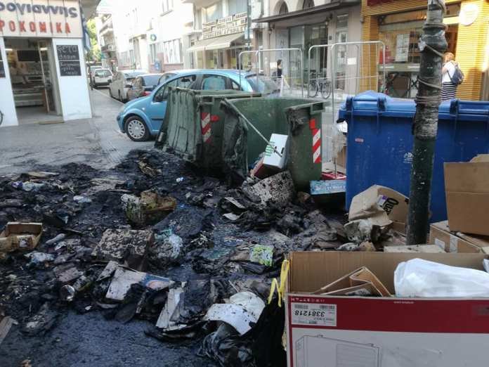 Φωτιά σε σκουπίδια στο κέντρο της Λάρισας, κινδύνεψαν καταστήματα [εικόνες] | iefimerida.gr 1