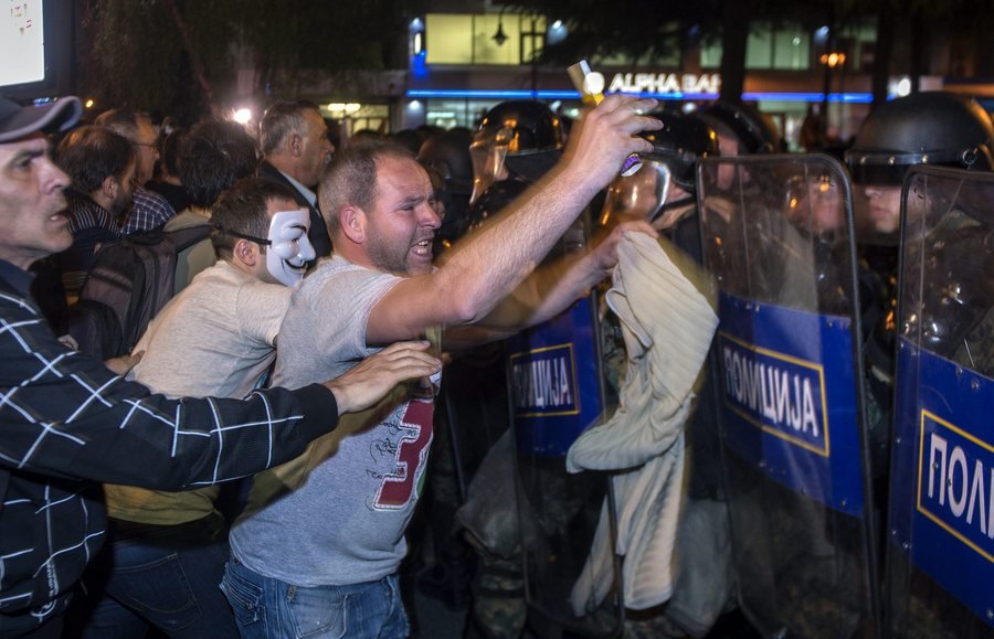 Αγρια επεισόδια στα Σκόπια -Διαδηλωτές κατέστρεψαν γραφείο του προέδρου της χώρας [εικόνες] | iefimerida.gr 5