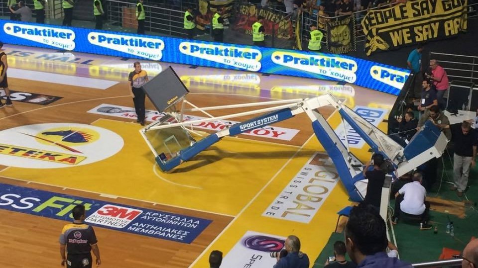 Διεκόπη το Αρης-ΑΕΚ επειδή... γκρεμίστηκε η μπασκέτα [εικόνες & βίντεο] | iefimerida.gr 2