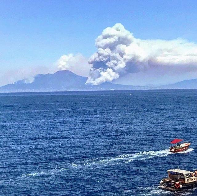 Η μαφία κατηγορείται ότι έβαλε φωτιά στο Βεζούβιο [εικόνες & βίντεο]  | iefimerida.gr 1
