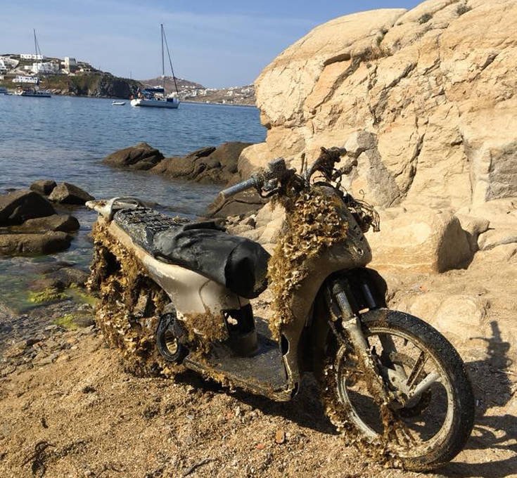 Από νεροχύτες και καλοριφέρ... μέχρι μηχανάκι βρήκαν δύτες στον βυθό της Μυκόνου [εικόνες & βίντεο] | iefimerida.gr 2