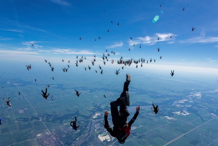 Γέμισε ο ουρανός ανθρώπους -Παγκόσμιο ρεκόρ με 164 άτομα να κάνουν ταυτόχρονα σχηματισμό [εικόνες] | iefimerida.gr 3