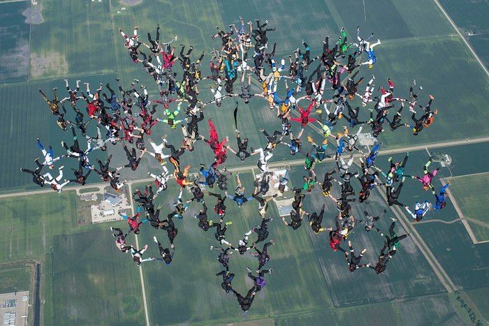 Γέμισε ο ουρανός ανθρώπους -Παγκόσμιο ρεκόρ με 164 άτομα να κάνουν ταυτόχρονα σχηματισμό [εικόνες] | iefimerida.gr 5