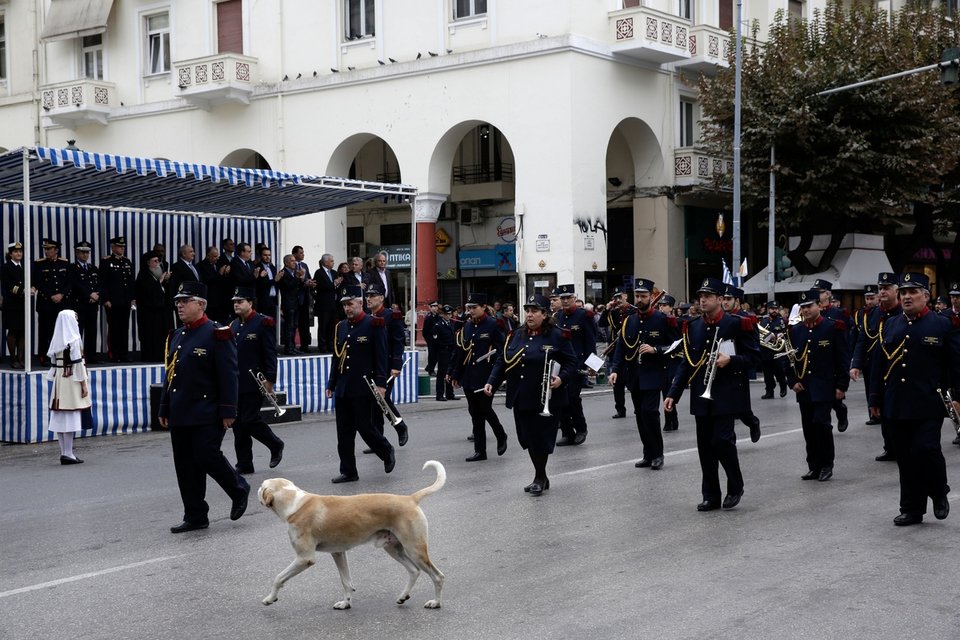 Θεσσαλονίκη: Τα γέλια στην εξέδρα, ο δρομέας και... τα απρόοπτα της μαθητικής παρέλασης! [εικόνες]  | iefimerida.gr 11