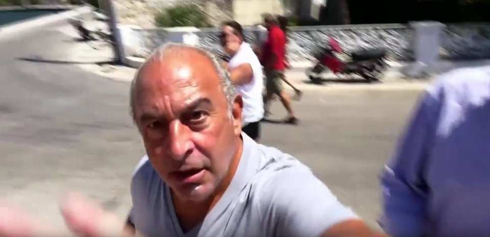 Ρεπόρτερ προκαλεί οργή δισεκατομμυριούχου στην Ιθάκη: «Θα σας πετάξω στη θάλασσα» [εικόνες&βίντεο] | iefimerida.gr 2