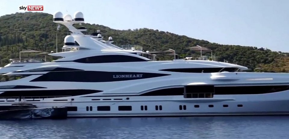 Ρεπόρτερ προκαλεί οργή δισεκατομμυριούχου στην Ιθάκη: «Θα σας πετάξω στη θάλασσα» [εικόνες&βίντεο] | iefimerida.gr 4