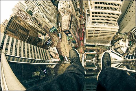 Παράτολμος φωτογράφος σκαρφαλώνει στην κορυφή των ψηλότερων κτιρίων του κόσμου και προκαλεί ίλιγγο [εικόνες] | iefimerida.gr 1