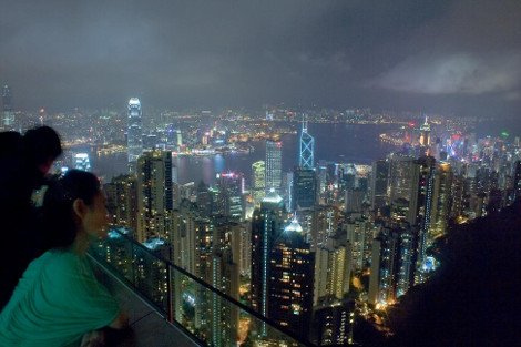 Παράτολμος φωτογράφος σκαρφαλώνει στην κορυφή των ψηλότερων κτιρίων του κόσμου και προκαλεί ίλιγγο [εικόνες] | iefimerida.gr 8