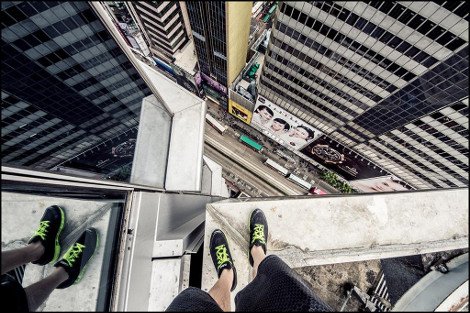 Παράτολμος φωτογράφος σκαρφαλώνει στην κορυφή των ψηλότερων κτιρίων του κόσμου και προκαλεί ίλιγγο [εικόνες] | iefimerida.gr 0